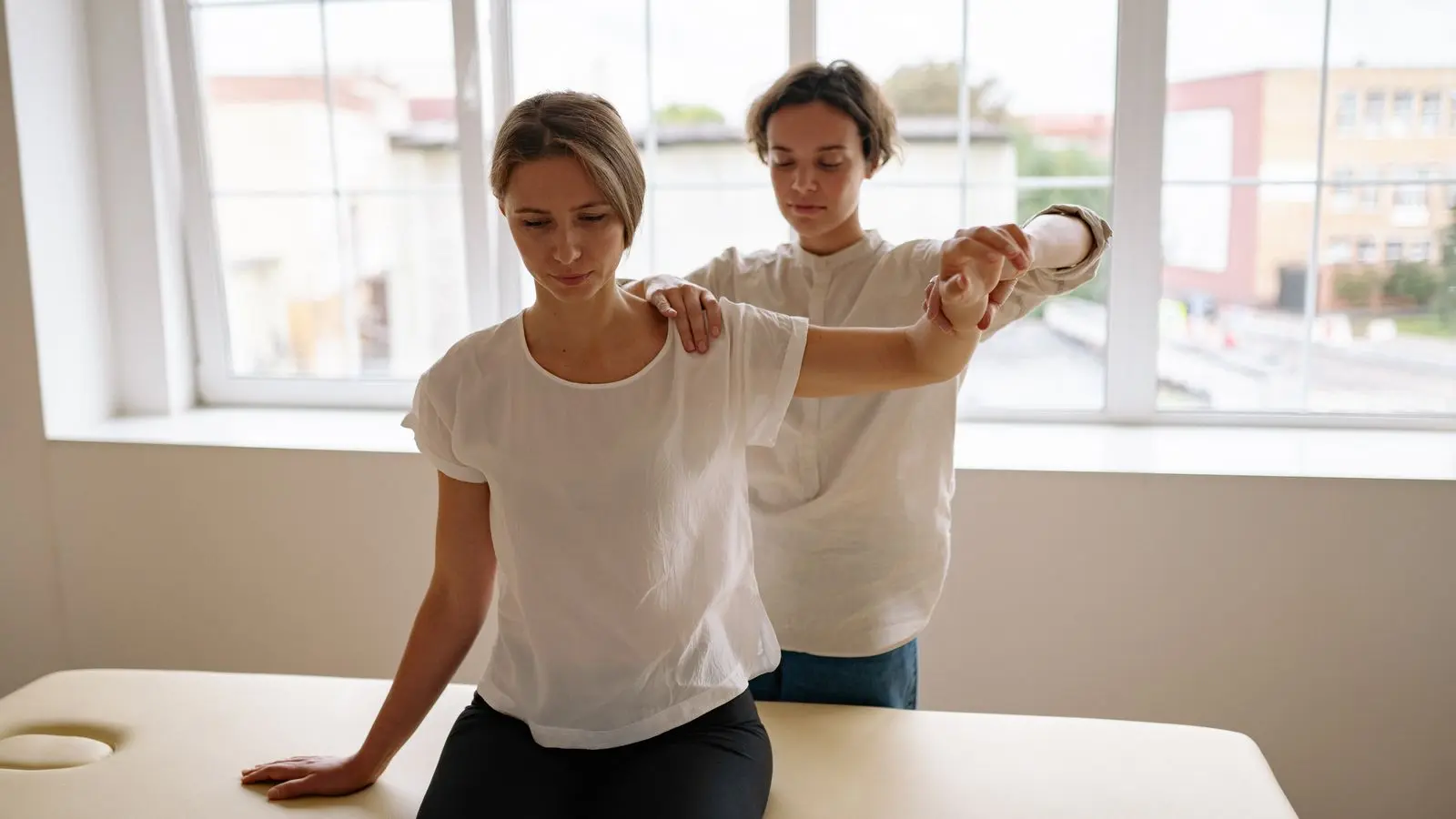 Vorschau der Physiotherapie-Demo: heller Behandlungsraum mit großen Fenstern und Behandlungsliege